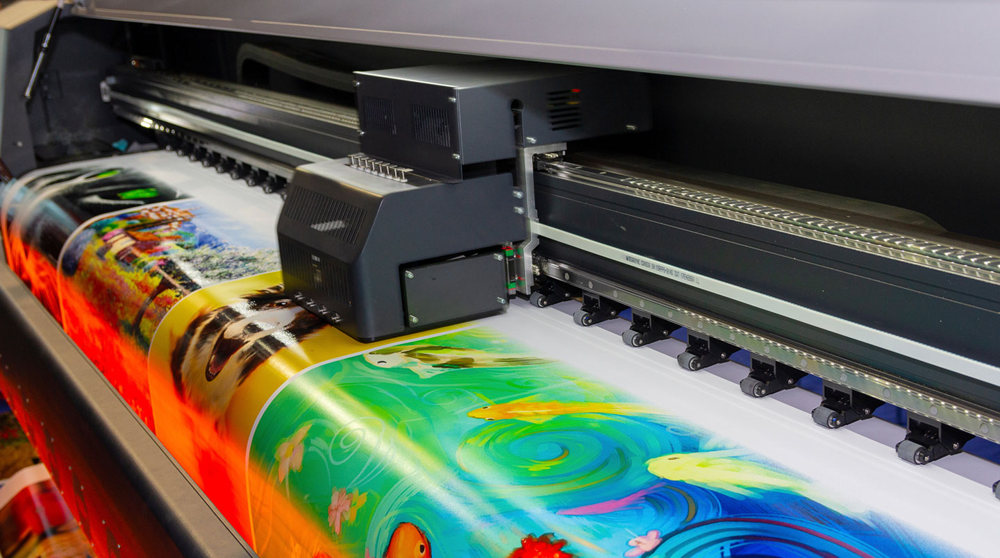 Gros plan sur le mécanisme d'enroulement métallique d'un roll-up professionnel, montrant le système de fixation du mât télescopique et la base en aluminium
